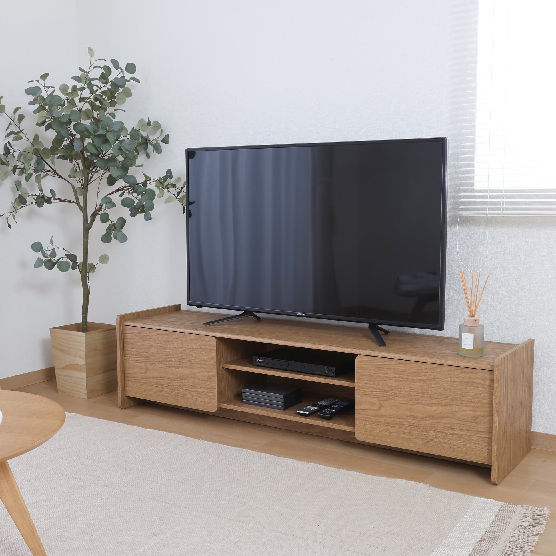 部屋のリビングにブラウンカラーの幅160cmのテレビボードが置いてある写真