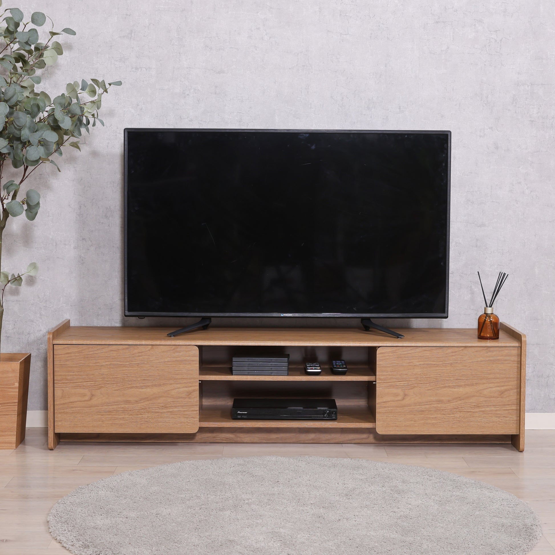 部屋のリビングにブラウンカラーの幅160cmのテレビボードが置いてある写真