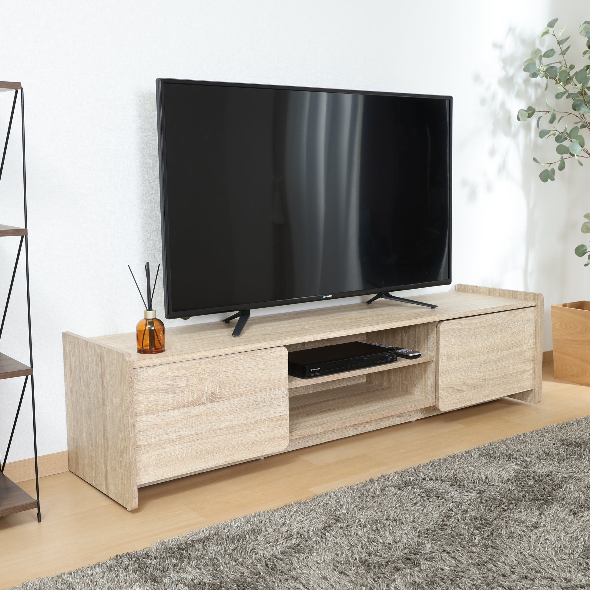 部屋のリビングにホワイトオークカラーの幅160cmのテレビボードが置いてある写真