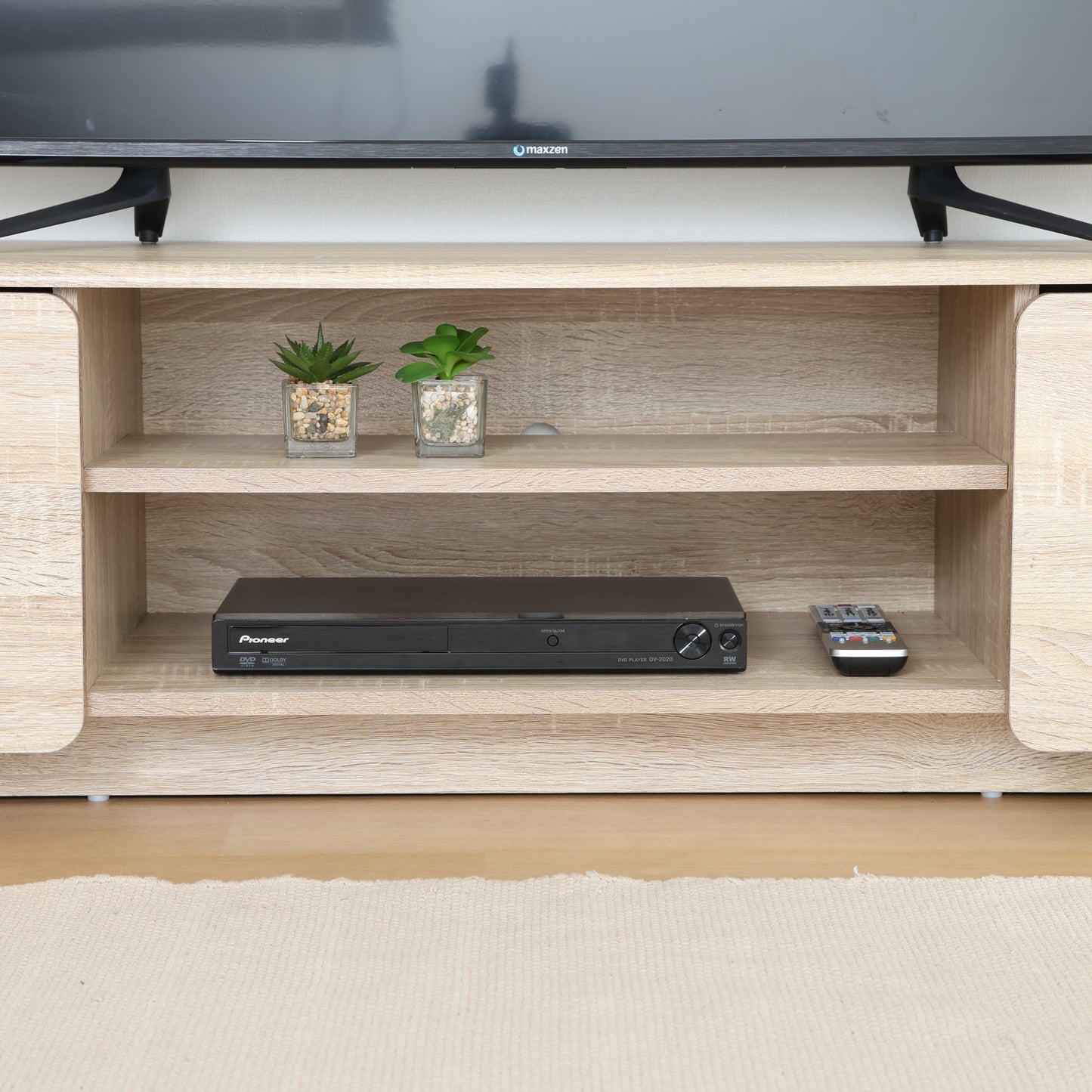 部屋のリビングにホワイトオークカラーの幅160cmのテレビボードの棚板収納の部分のアップの写真