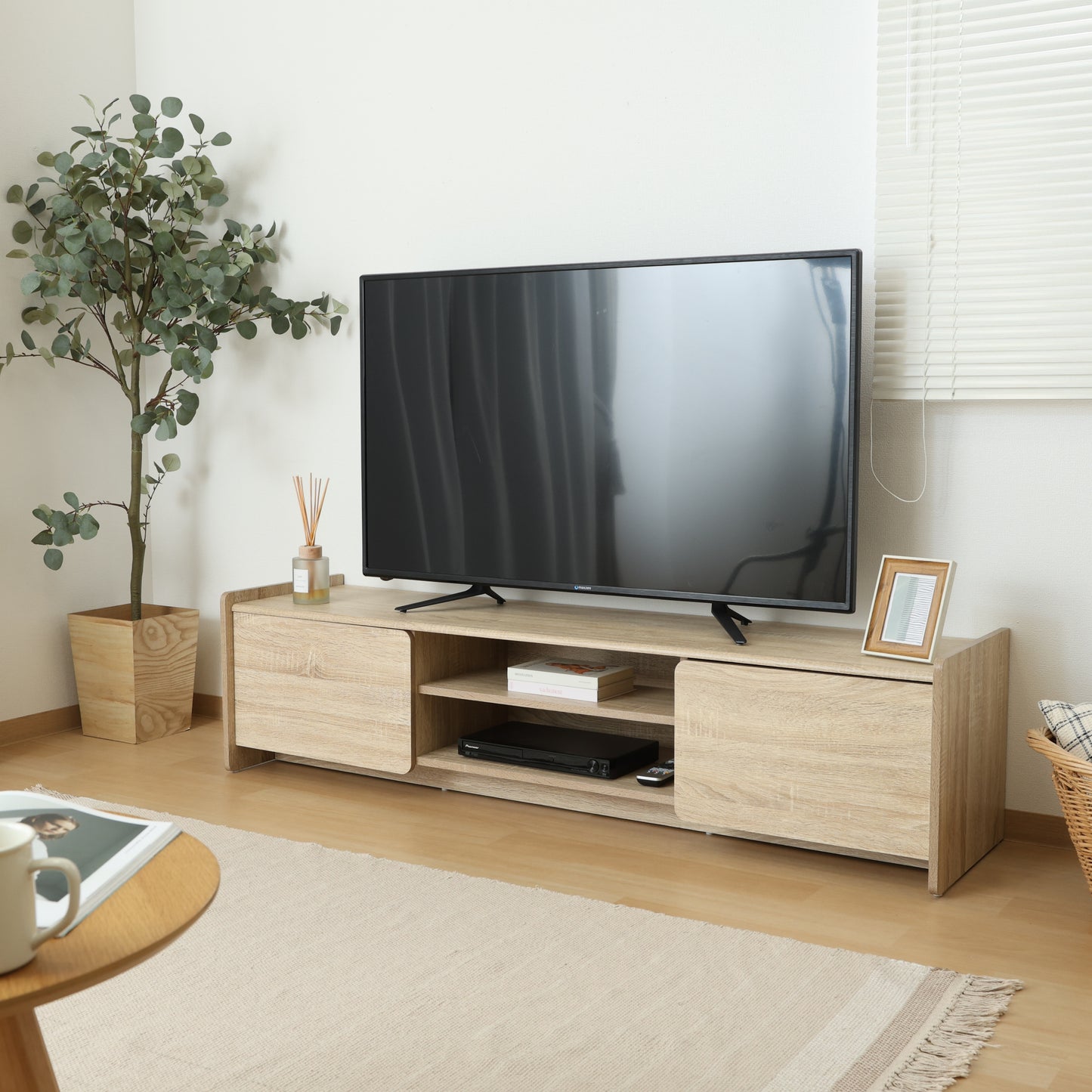 部屋のリビングにホワイトオークカラーの幅160cmのテレビボードが置いてある写真