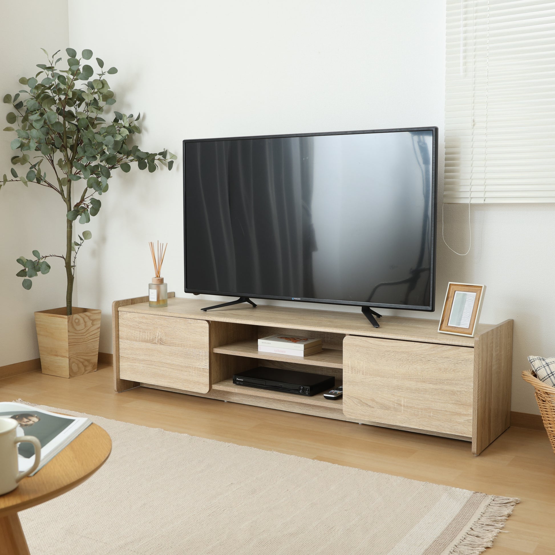 部屋のリビングにホワイトオークカラーの幅160cmのテレビボードが置いてある写真