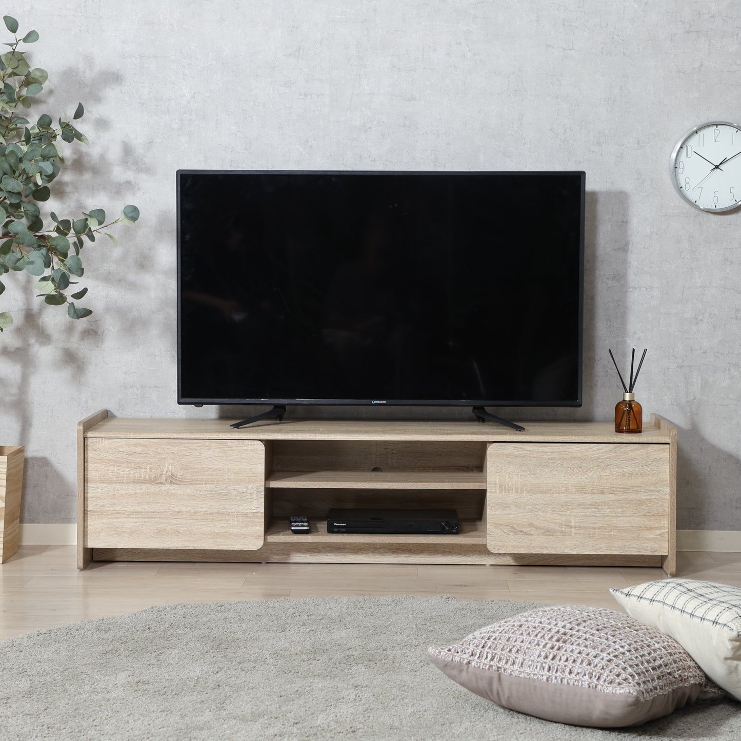 部屋のリビングにホワイトオークカラーの幅160cmのテレビボードが置いてある写真