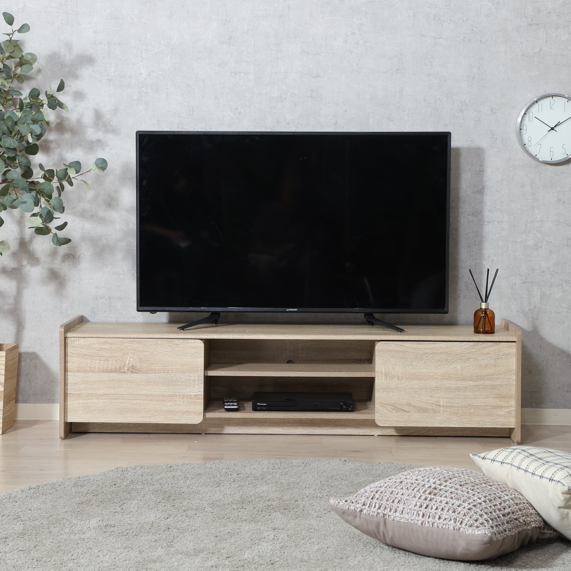 部屋のリビングにホワイトオークカラーの幅160cmのテレビボードが置いてある写真