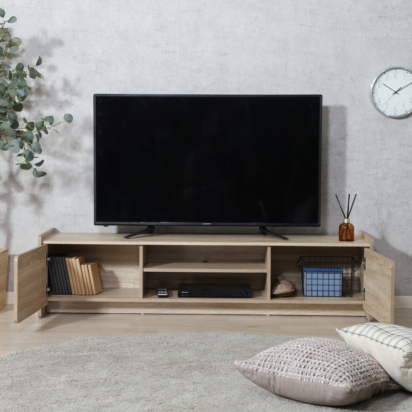 部屋のリビングにホワイトオークカラーの幅160cmのテレビボードが置いてある写真