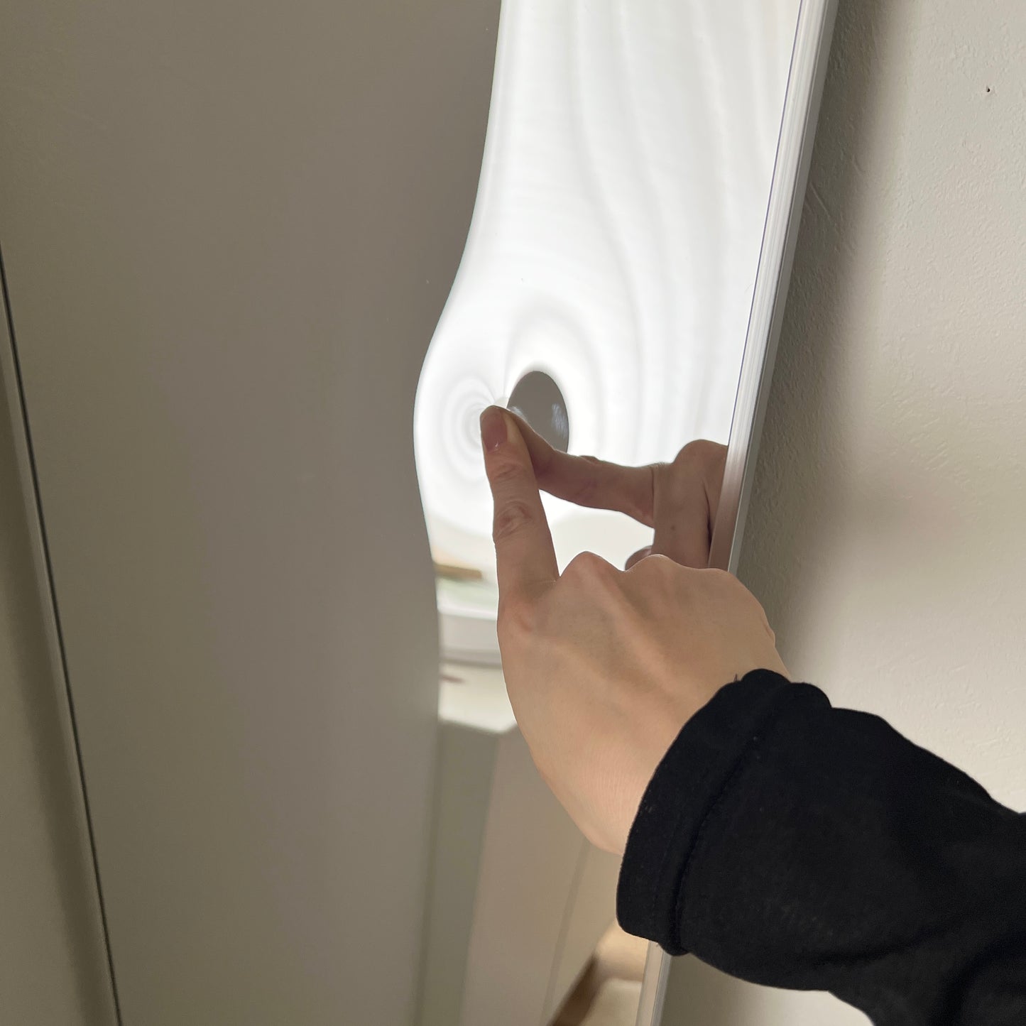 鏡を触っている様子