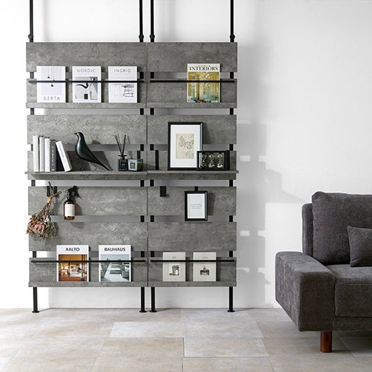 グレーの突っ張りディスプレイラックを2つ並べて設置している様子