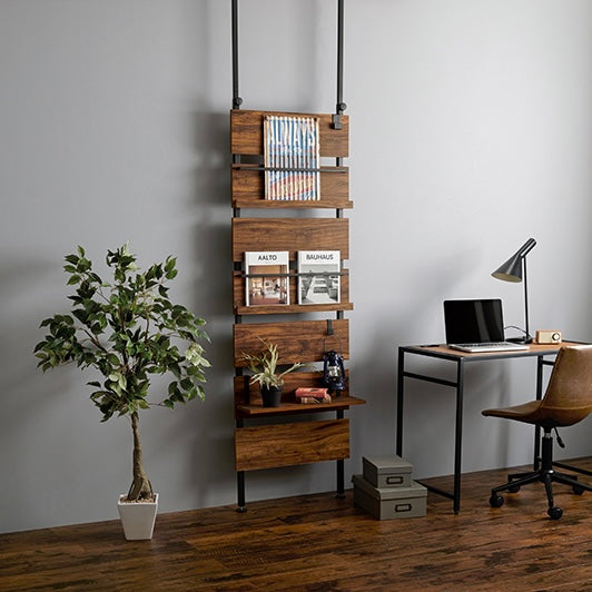 ブラウンの突っ張りディスプレイラックをデスク横に設置している様子