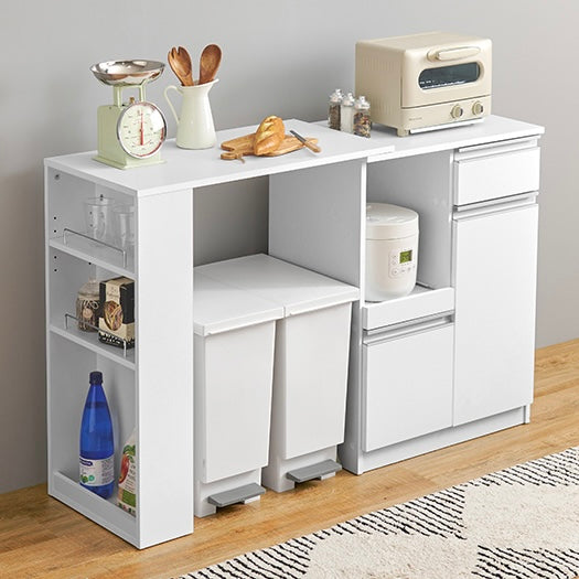 ホワイトのキッチンボードに調理器具やストック品が収納されている様子