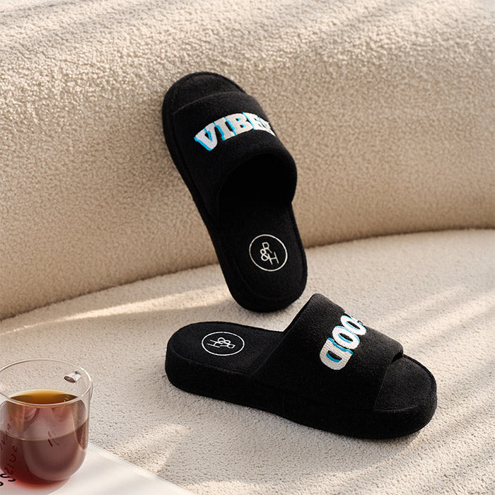 ビビットなカラーにレタリング刺繍が映えるトレンド感のあるスリッパ