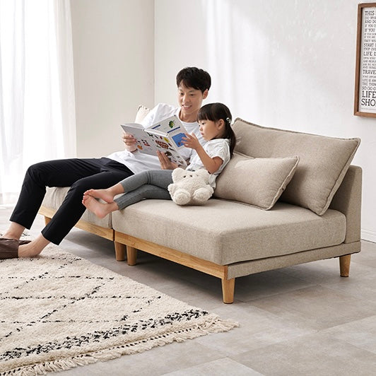 座面が広い2人掛けのソファに親子が座っている様子