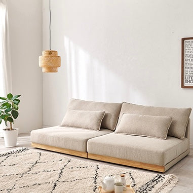 座面が広い2人掛けのソファが並んで置かれている様子