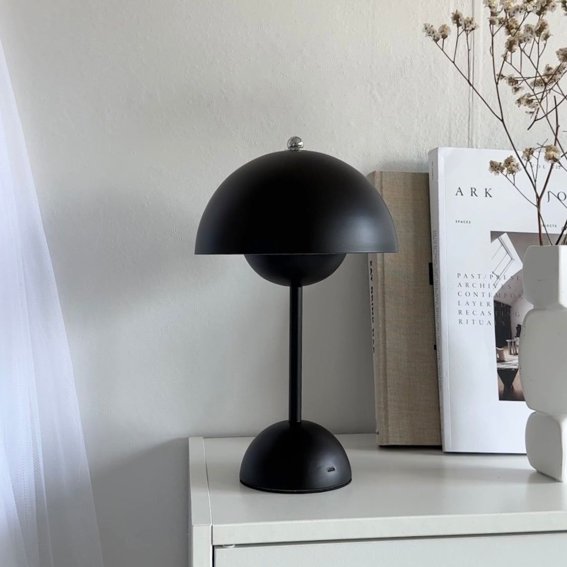 マットな質感のブラックのライト