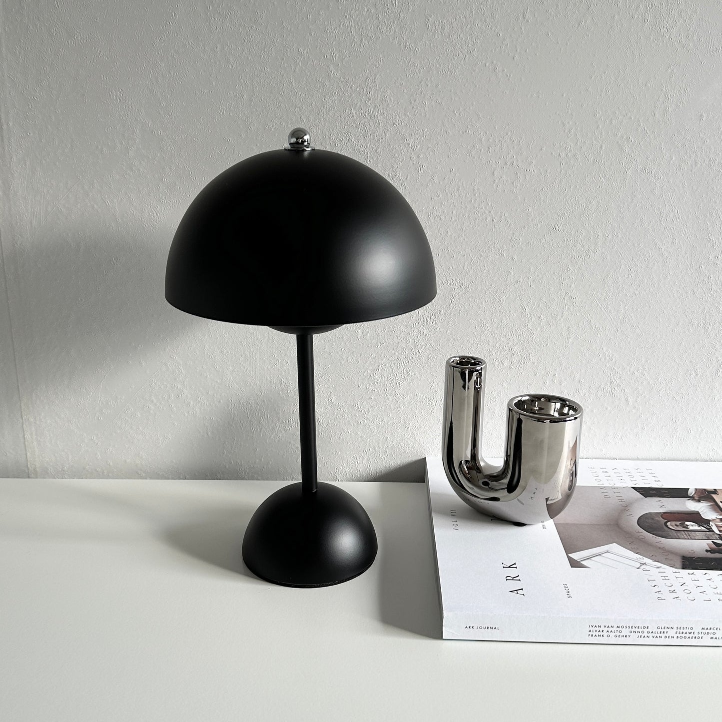 黒いマットの丸傘のテーブルライト　シルバーのU字のキャンドルスタンド
