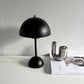 黒いマットの丸傘のテーブルライト　シルバーのU字のキャンドルスタンド