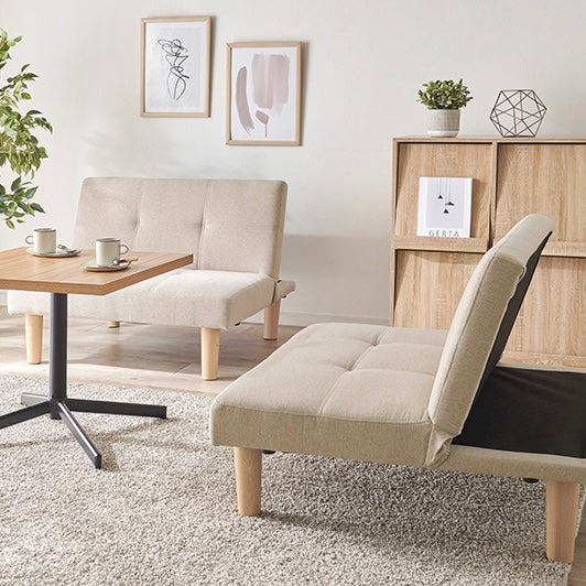 4wayで使えるリクライニング式のソファベッドがリビングに置かれている様子