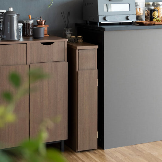 幅17cmのスリムサイズのゴミ箱がキッチンに置かれている様子