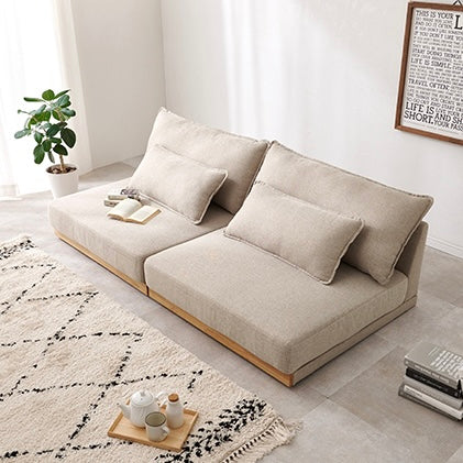 座面が広い2人掛けのソファが並んで置かれている様子