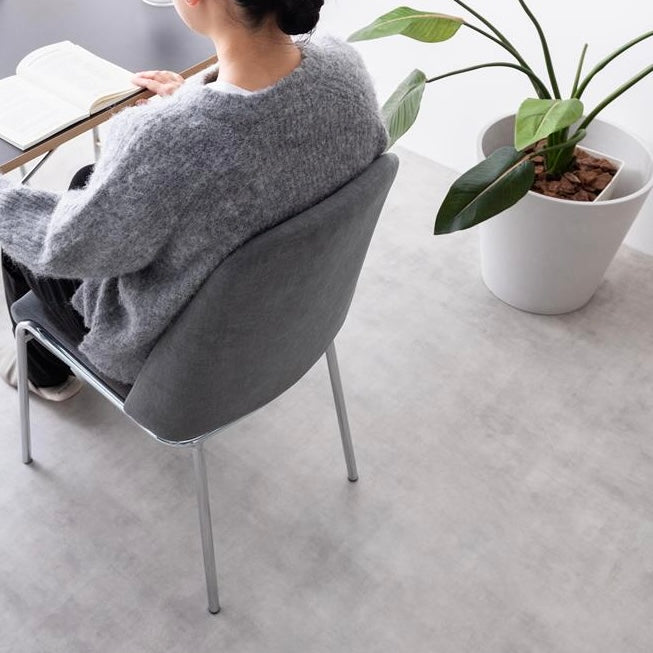 シルバー脚がお洒落なファブリック素材のチェア