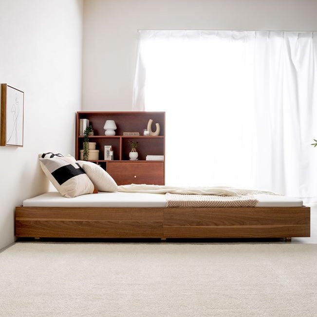 マットレスがズレにくい「ドロップマット構造」のブラウンのローベッドフレームを部屋で使っている