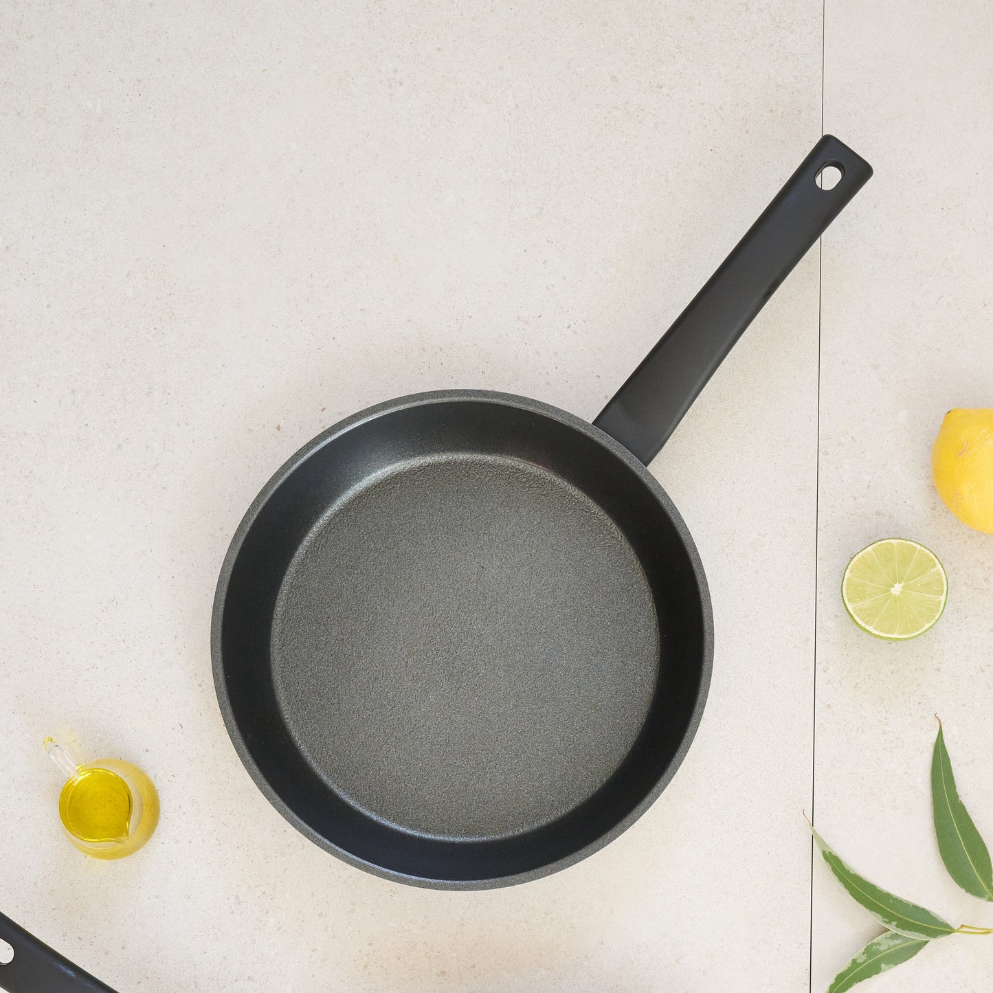 白と黒のモノクロカラーのお洒落なフライパン