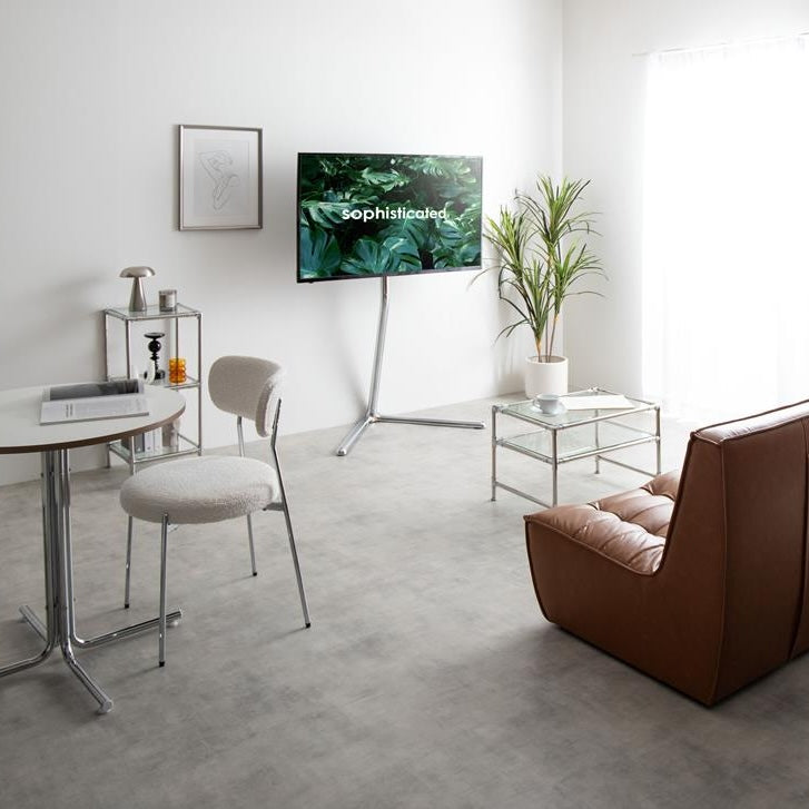 シルバーポールのテレビスタンドにテレビを掛けて部屋に置いている様子
