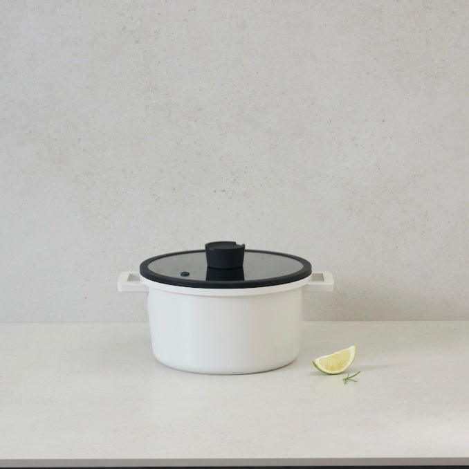 蓋付きの両手鍋が置かれている