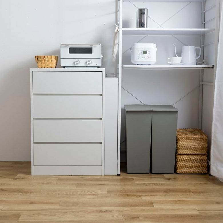 隙間に収まる白の収納ワゴンがキッチンの隙間に綺麗に収まっている