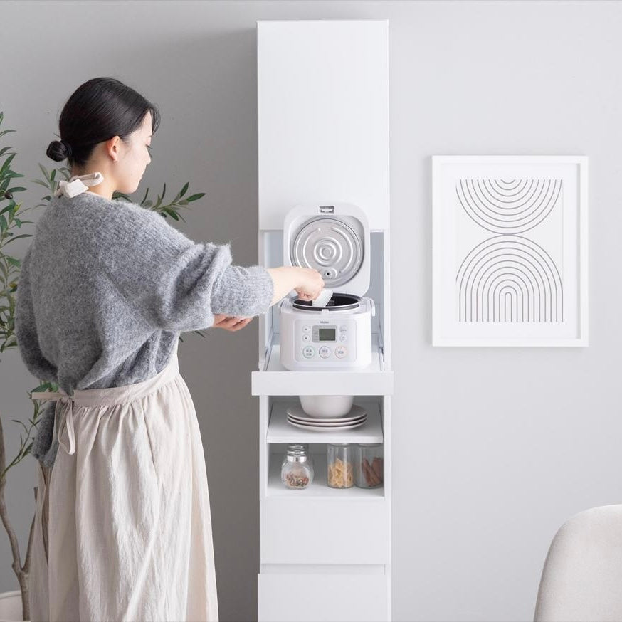 ホワイトの隙間キッチンボードに炊飯器が置かれている