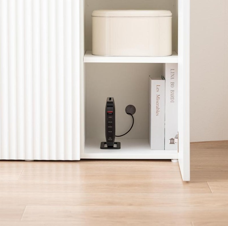 波型扉のホワイトのキャビネットの中にルーターを収納している様子