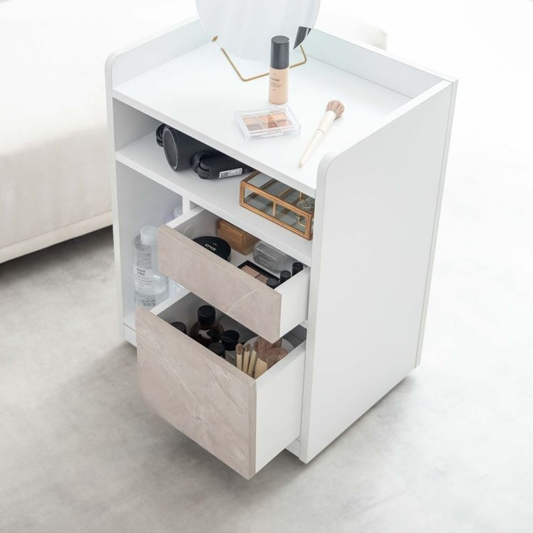 4つの収納スペースが付いたサイドテーブルにもなる収納ワゴンが部屋の中で活用されている