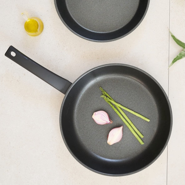 白と黒のモノクロカラーのお洒落なフライパン