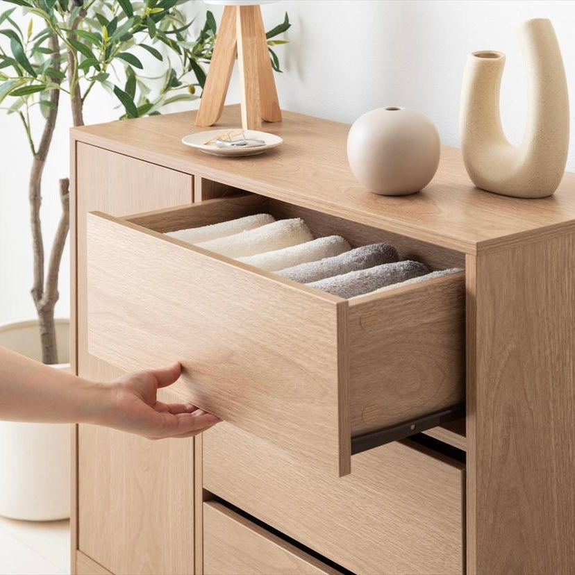 キャスターがついたナチュラルのチェスト