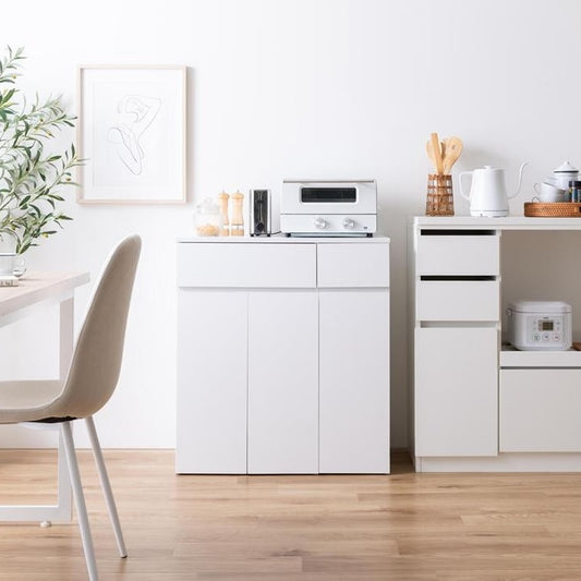 ホワイトのゴミ箱とキッチンボードが一体となった収納家具を置いているキッチン