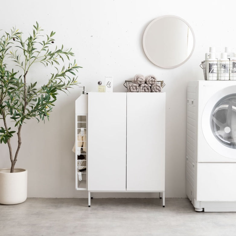 ホワイトのラック付きキャビネットを洗濯機の横に置いている様子