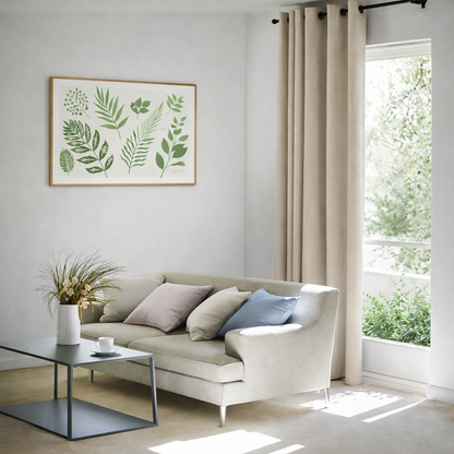 やわらかなスエード調の生地にほんのりとした光沢感をプラスしたドレープカーテンを窓にかけたリビング