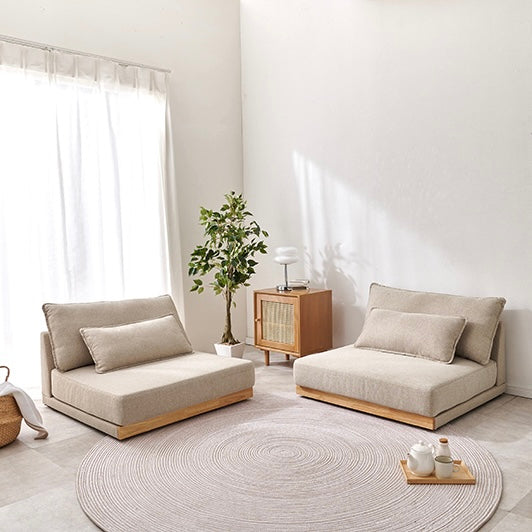 座面が広い2人掛けのソファがリビングに置かれている様子