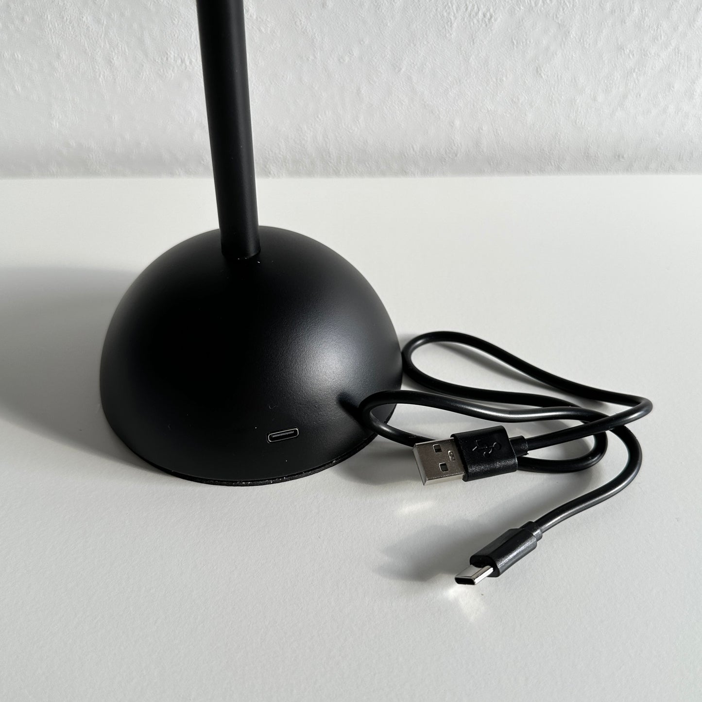 マットな質感のブラックのライトの充電部分