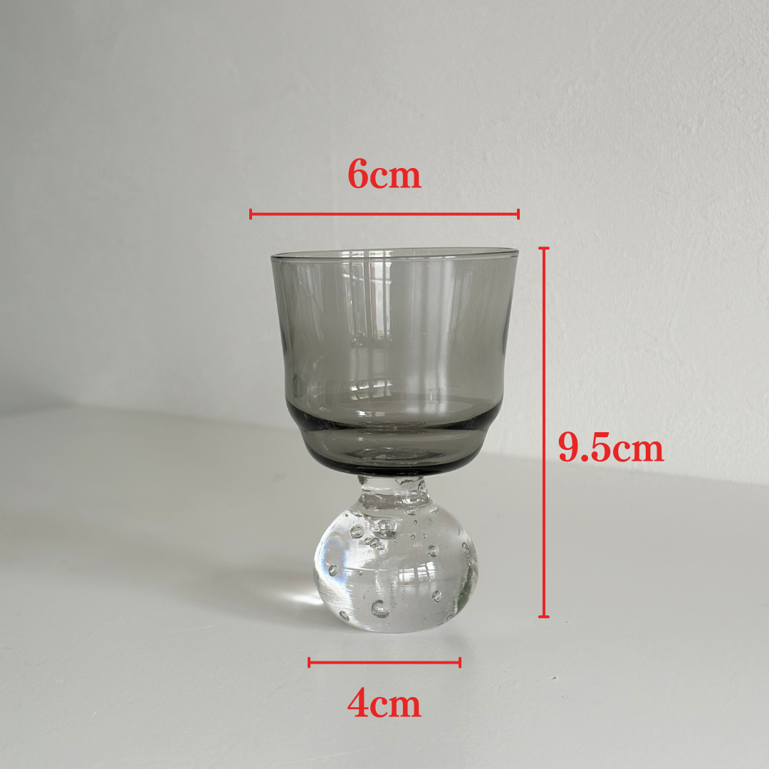 ガラスでできたボールのような脚がついたカップのサイズ