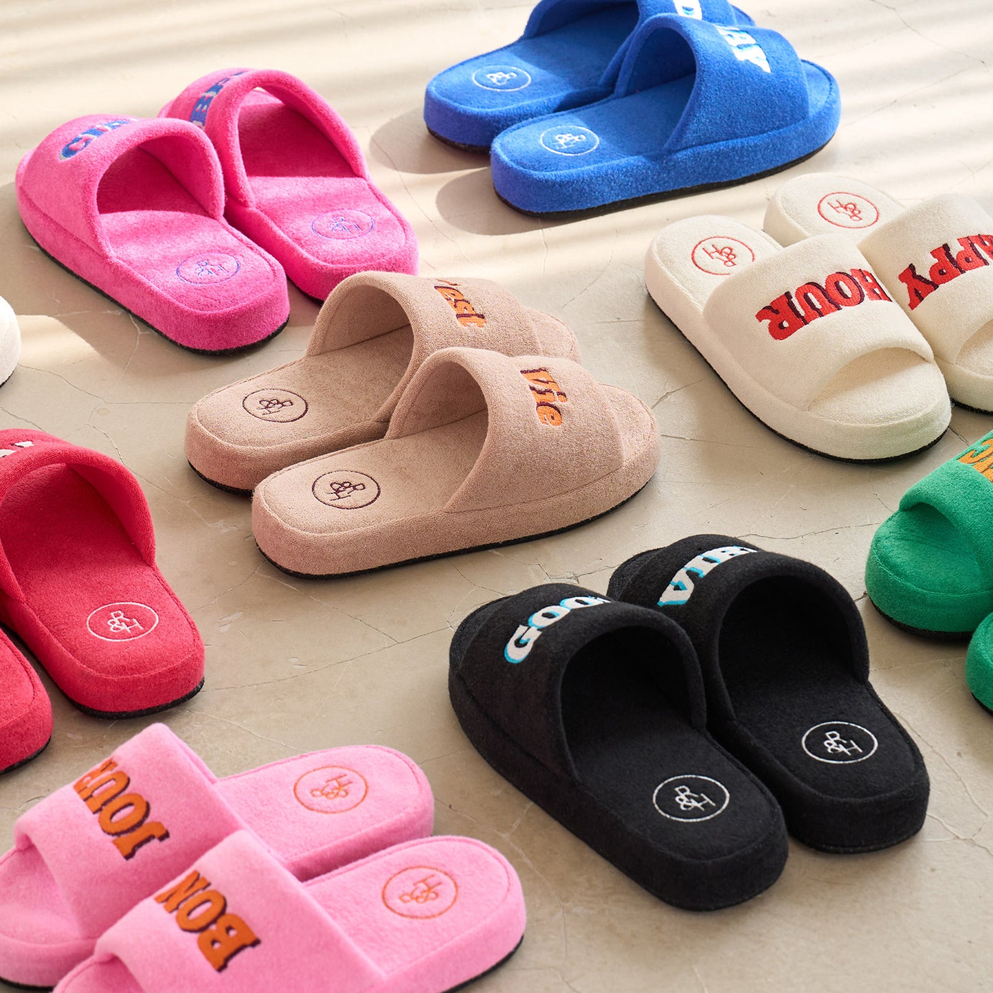 ビビットなカラーにレタリング刺繍が映えるトレンド感のあるスリッパ