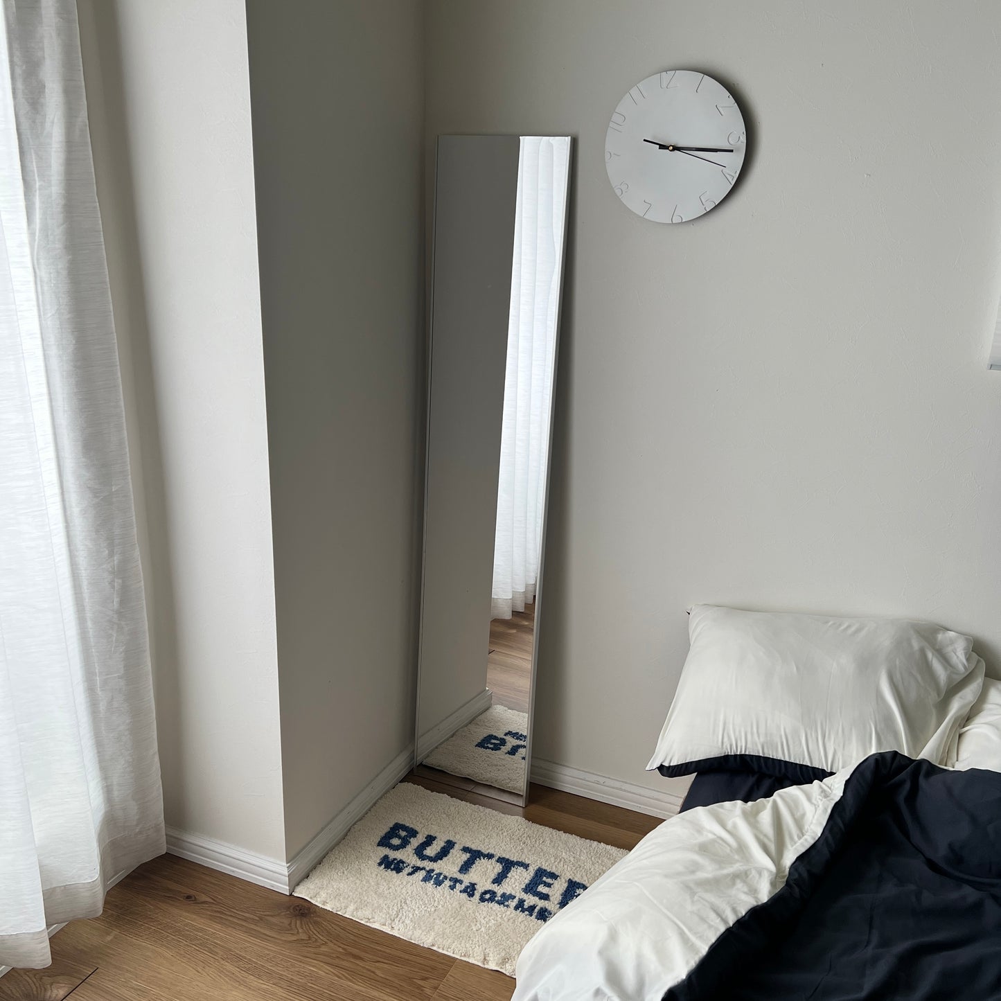 ベッド横に全身鏡を置いている様子