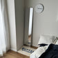 ベッド横に全身鏡を置いている様子