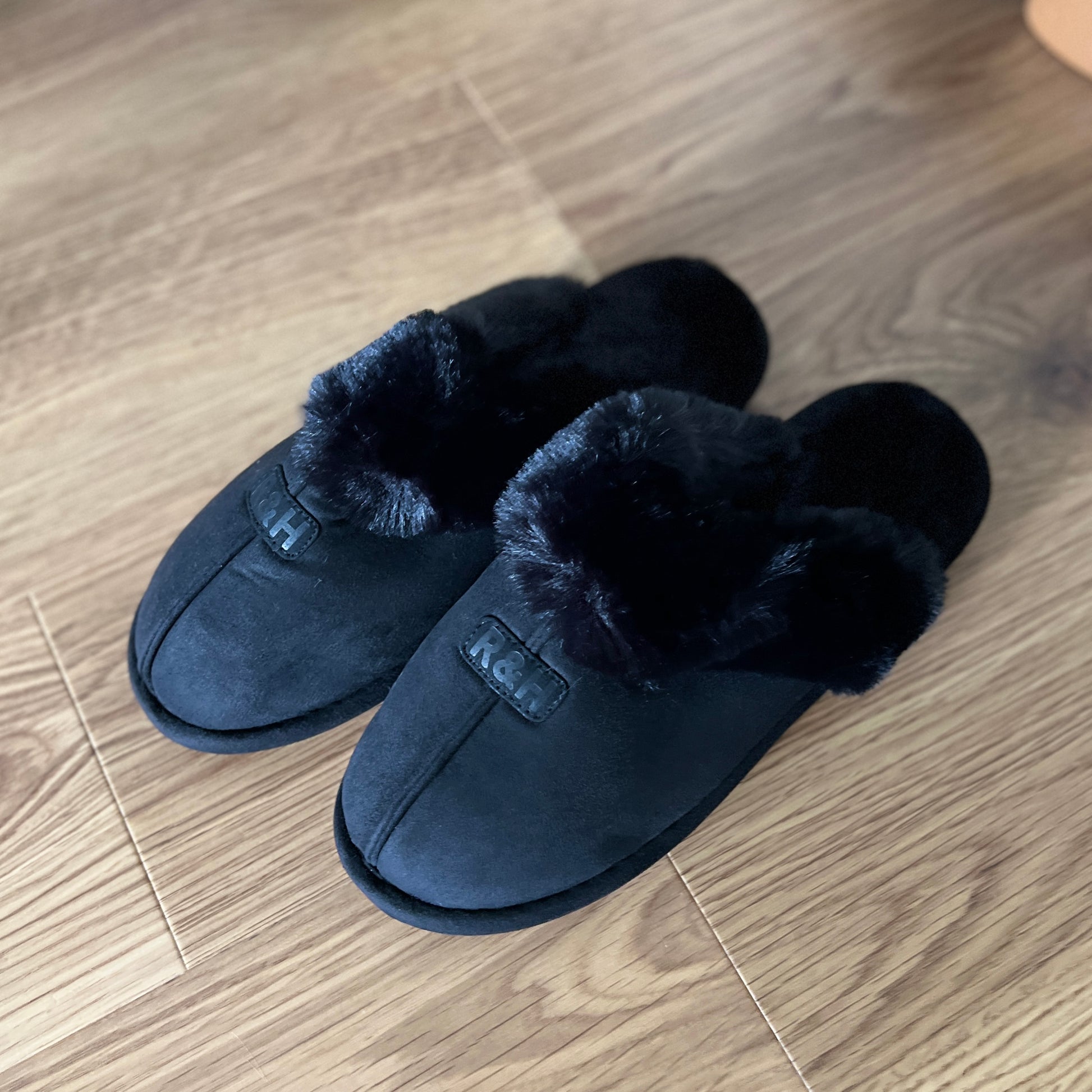 ブラックのムートン調のファースリッパ