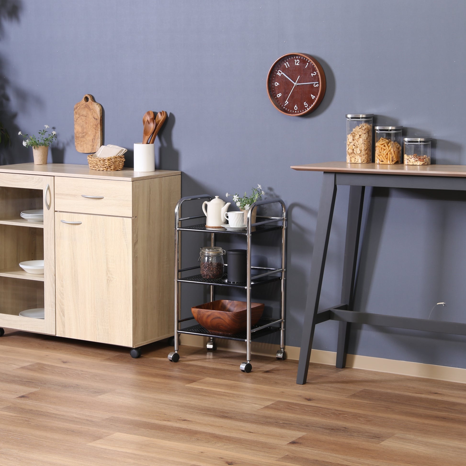 収納板がブラックのスチールワゴンに植物や食器、コーヒー豆が置かれてある様子