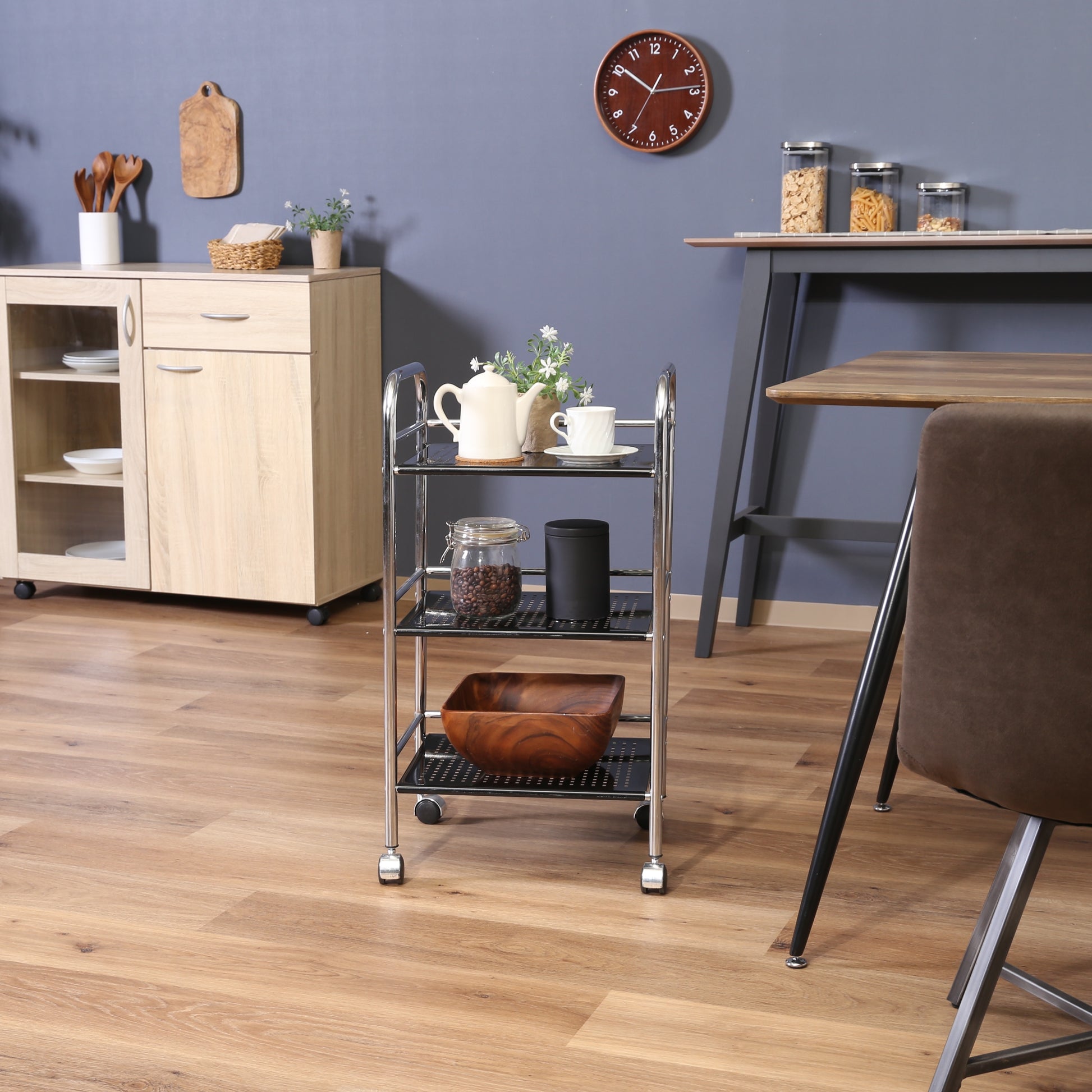 収納板がブラックのスチールワゴンに植物や食器、コーヒー豆が置かれてある様子