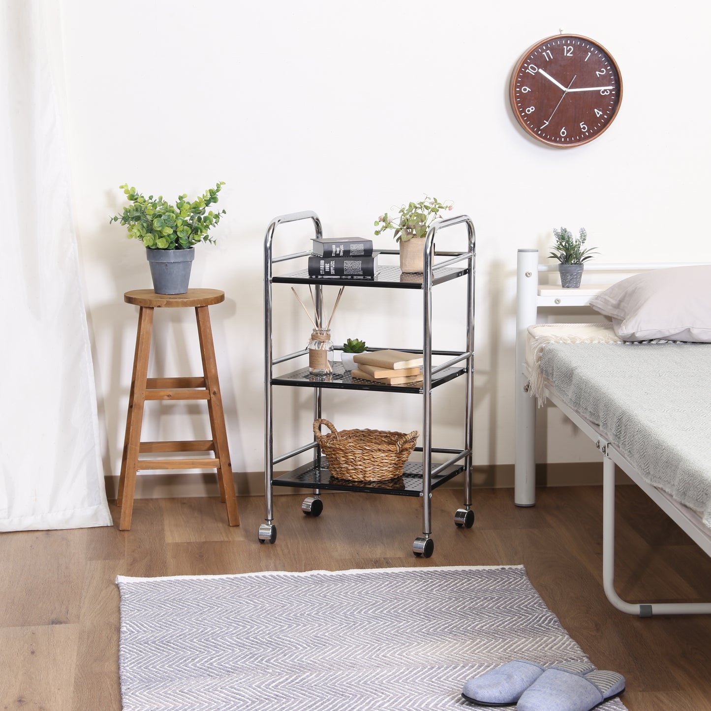 収納板がブラックのスチールワゴンをベッド横に置いている様子