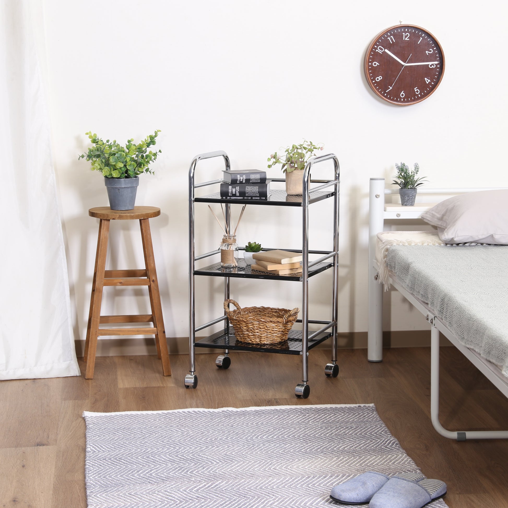 収納板がブラックのスチールワゴンをベッド横に置いている様子