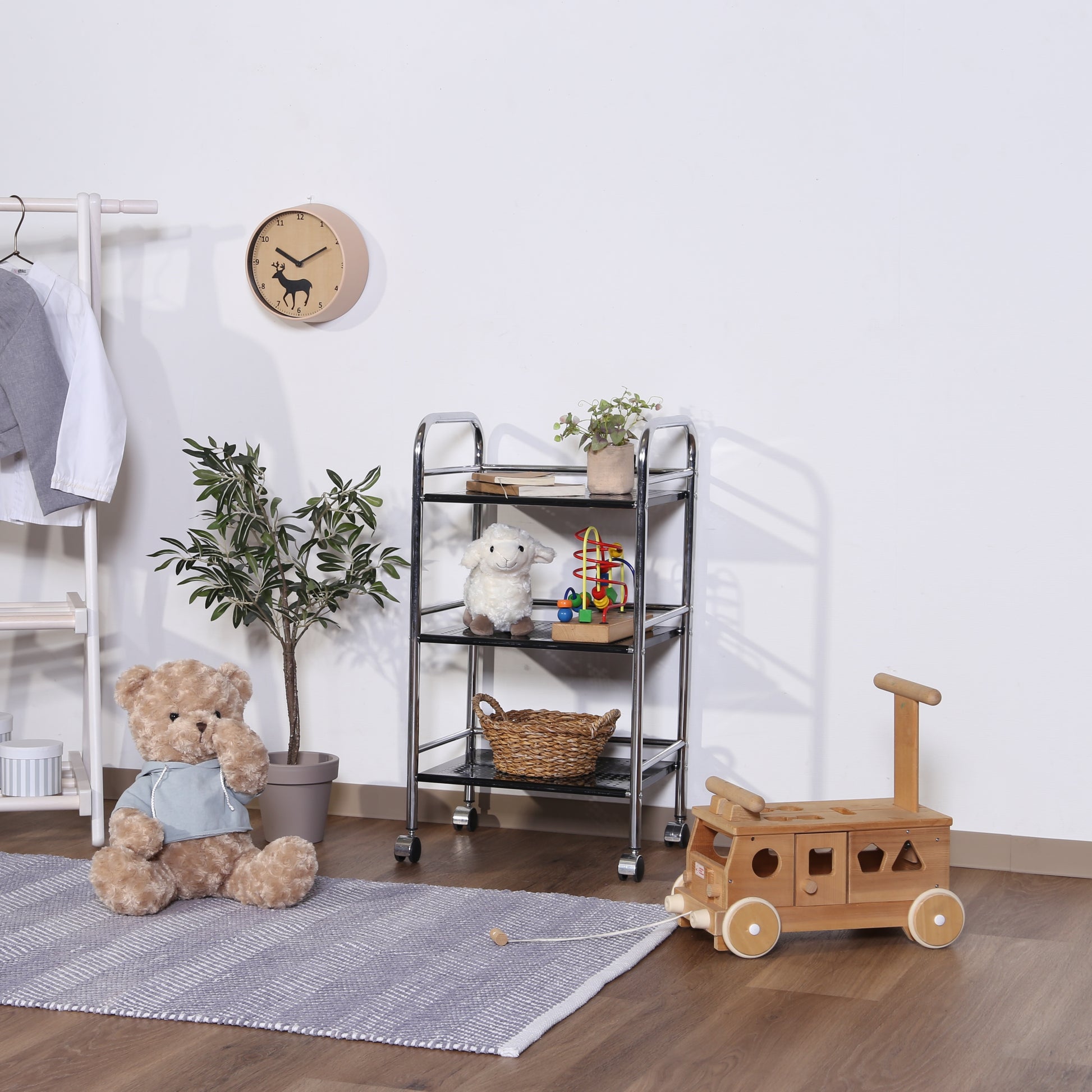 収納板がブラックのスチールワゴンを子供部屋に置いている様子