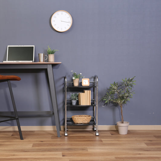 収納板がブラックのスチールワゴンに植物や時計、本が置かれてある様子