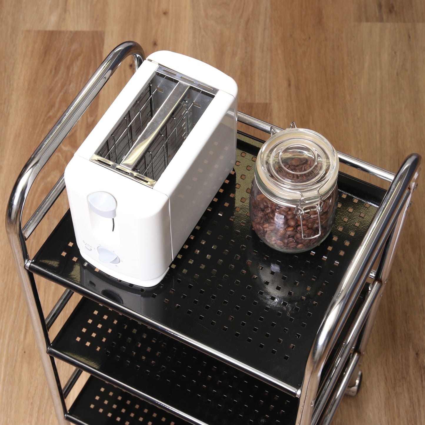 収納板がブラックのスチールワゴンにトースターとコーヒー豆を置いている様子